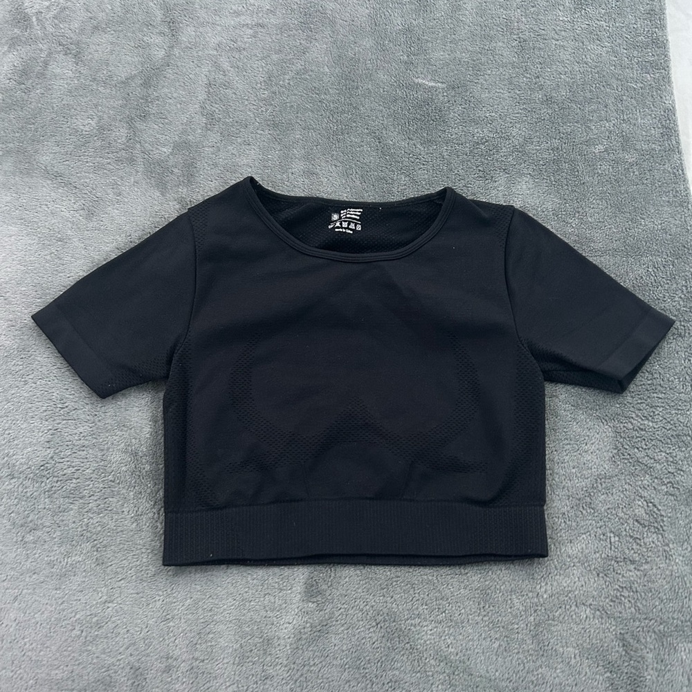 Amazon Black cropped tight shirt #workout
#black #activewear #sporty #cropped